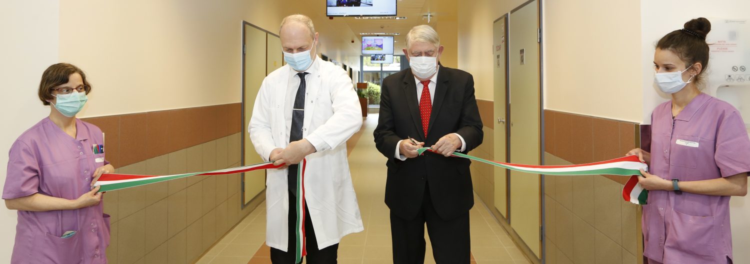 Dr. Andréka Péter és Dr. Kásler Miklós szalagvágáskor