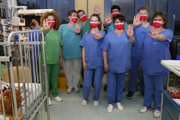 Piros szívek a dolgozók tenyerén